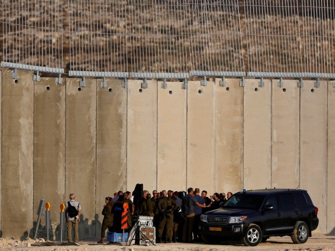 ‪نتنياهو وليبرمان في زيارة للجدار الفاصل قبل أيام وسط حراسة مشددة‬ (رويترز)