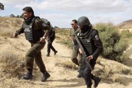 Tunisian police run as they patrol a mountain in Kasserine October 23, 2014. The Chaambi, Saloum and Sammama mountains bordering with Algeria have become a refuge for militant groups over the past two years, turning Kasserine into a military barracks encircled by roadblocks to curb attacks. Picture taken October 23. To match story TUNISIA-ELECTION/ REUTERS/Zoubeir Souissi (TUNISIA - Tags: POLITICS CIVIL UNREST)