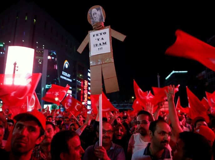 Supporters of Turkish President Tayyip Erdogan hold an effigy of U.S.-based cleric Fethullah Gulen during a pro-government demonstration in Ankara ,Turkey , July 17, 2016. The sign reads "execution to feto(an insulting nickname for Gulen)". REUTERS/Baz Ratner
