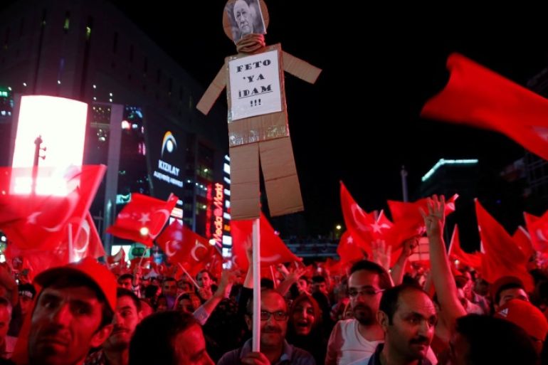 Supporters of Turkish President Tayyip Erdogan hold an effigy of U.S.-based cleric Fethullah Gulen during a pro-government demonstration in Ankara ,Turkey , July 17, 2016. The sign reads "execution to feto(an insulting nickname for Gulen)". REUTERS/Baz Ratner
