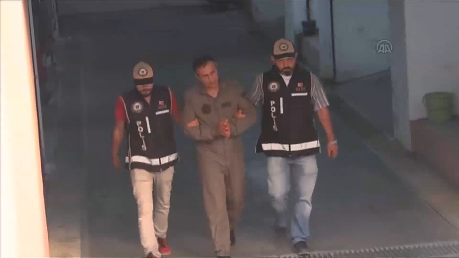 ‪الشرطة التركية واصلت اعتقال الضباط الضالعين في الانقلاب‬ (الجزيرة)