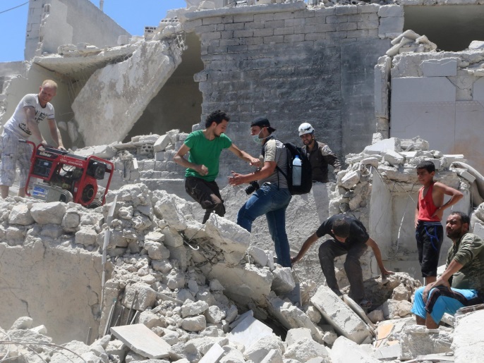 آثار قصف سابق في حلب (رويترز)