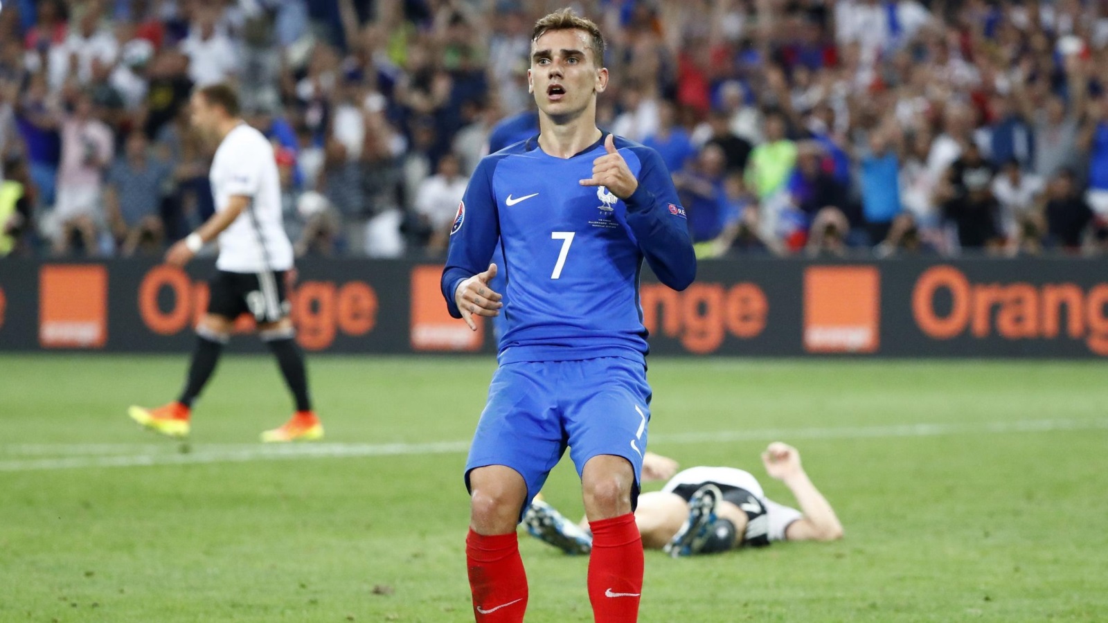‪غريزمان كان وراء تأهل فرنسا إلى النهائي بإحرازه هدفين في مرمى مانويل نوير‬ (رويترز)