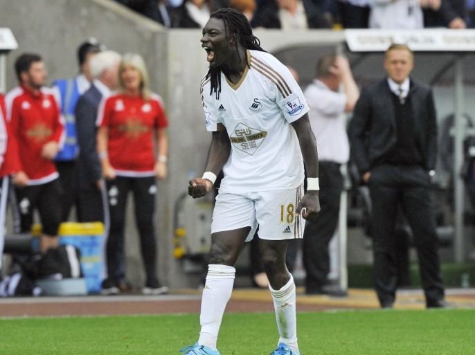 Football - Swansea City v Manchester United - Barclays Premier League - Liberty Stadium - 30/8/15 Bafetimbi Gomis celebrates scoring the second goal for Swansea Reuters / Rebecca Naden Livepic EDITORIAL USE ONLY. No use with unauthorized audio, video, data, fixture lists, club/league logos or "live" services. Online in-match use limited to 45 images, no video emulation. No use in betting, games or single club/league/player publications. Please contact your account representative for further details.