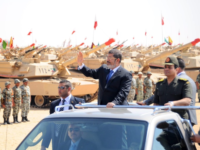 الرئيس المعزول يتفقد قطاعا من الجيش بمدينة الإسماعيلية في أكتوبر/تشرين الأول 2012 (الأوروبية)