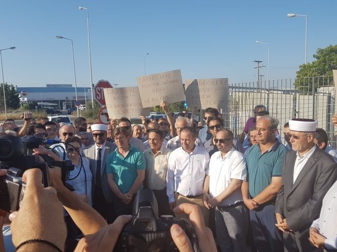 عشرات من أبناء الأقلية المسلمة شمال اليونان يتظاهرون قرب المحكمة التي تتم فيها محاكمة العسكريين الأتراك للمطالبة بتسليمهم لتركيا