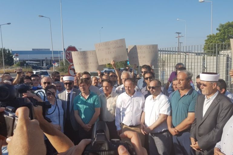 عشرات من أبناء الأقلية المسلمة شمال اليونان يتظاهرون قرب المحكمة التي تتم فيها محاكمة العسكريين الأتراك للمطالبة بتسليمهم لتركيا