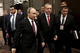 Turkey's President Tayyip Erdogan (2nd R) walks with his Russian counterpart Vladimir Putin prior to their meeting at the Group of 20 (G20) leaders summit in the Mediterranean resort city of Antalya, Turkey, November 16, 2015. REUTERS/Kayhan Ozer/Pool
