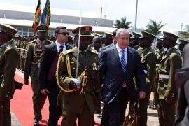 Israeli Prime Minister Benjamin Netanyahu (C) inspects a guard of honor after arriving at the Entebbe airport in Uganda, July 4, 2016. REUTERS/Presidential Press Unit/Handout via REUTERS ATTENTION EDITORS - THIS IMAGE WAS PROVIDED BY A THIRD PARTY. EDITORIAL USE ONLY.