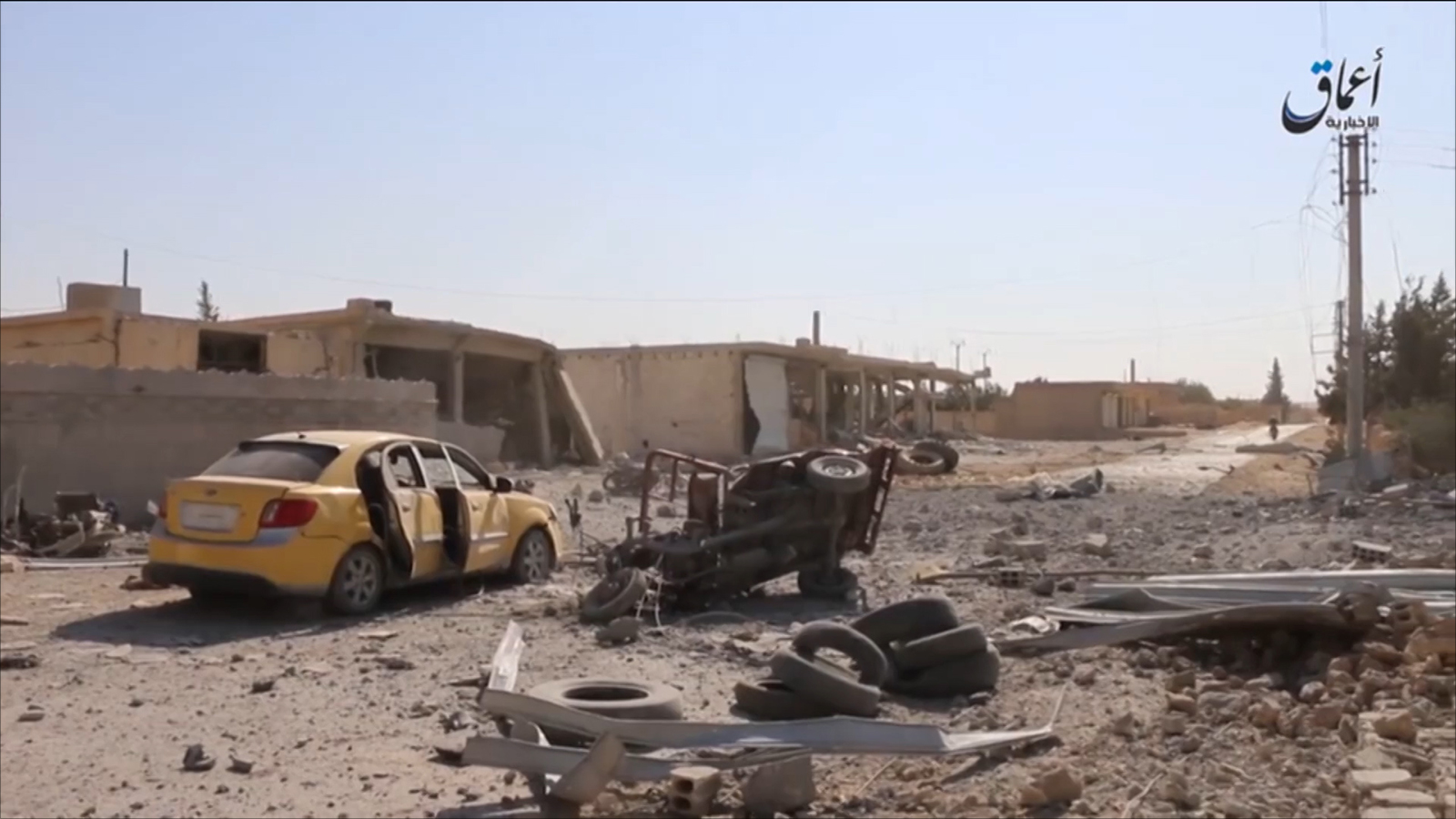 آثار قصف سابق لطيران التحالف الدولي بريف منبج (الجزيرة)