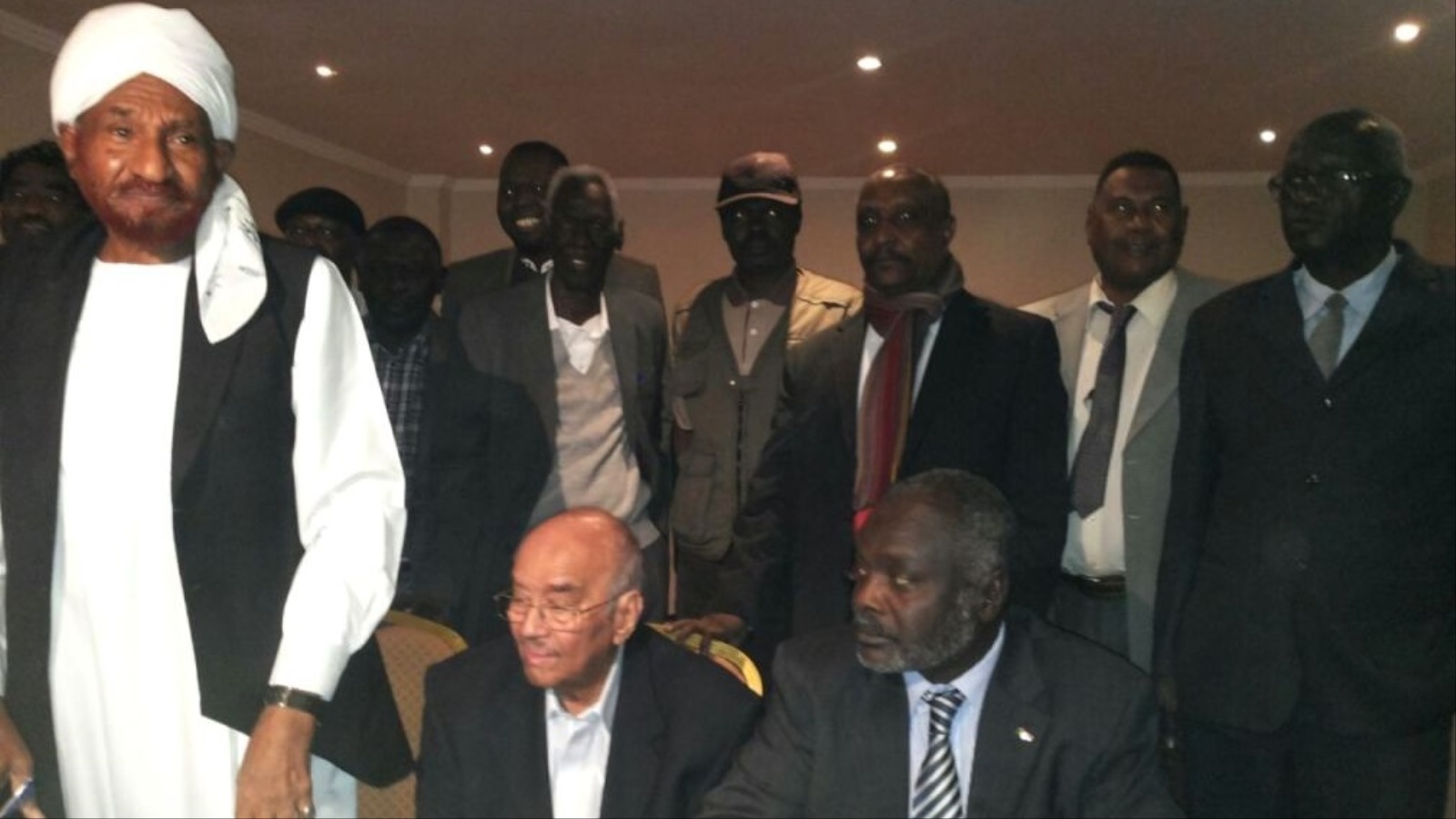 المهدي في أقصى اليسار مع قادة نداء السودان (الجزيرة)
