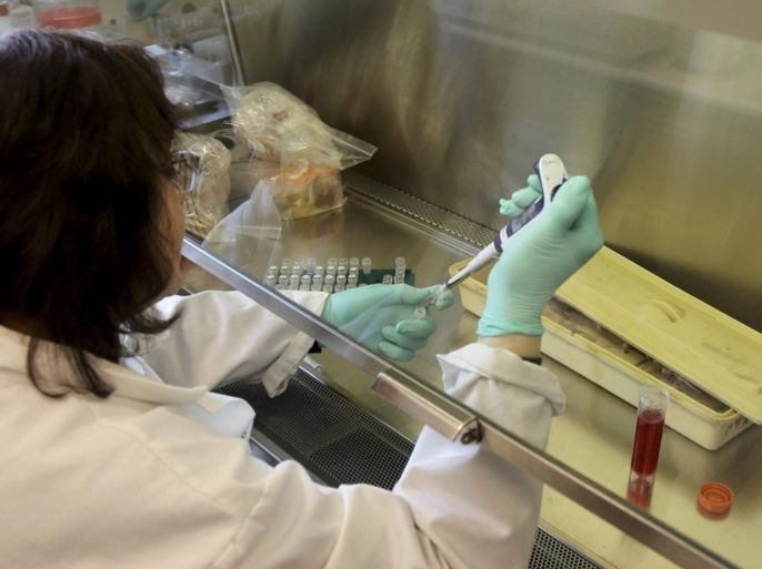 A scientist is preparing samples for diagnostic testing at the National Microbiology Laboratory of Canada in Winnipeg, Manitoba on February 16, 2016 in this photo released on February 18, 2016. REUTERS/Health Canada/Handout via Reuters FOR EDITORIAL USE ONLY. NOT FOR SALE FOR MARKETING OR ADVERTISING CAMPAIGNS. THIS IMAGE HAS BEEN SUPPLIED BY A THIRD PARTY. IT IS DISTRIBUTED, EXACTLY AS RECEIVED BY REUTERS, AS A SERVICE TO CLIENTS