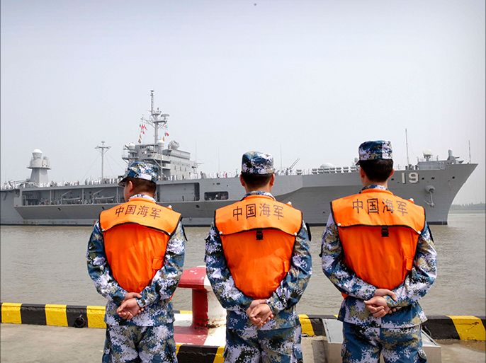 جنود من البحرية الصينية يراقبون وصول سفينة القيادة يو إس إس بلو ريدج إلى ميناء شنغهاي في مايو 2016