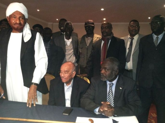 المهدي في أقصى اليسار مع قادة نداء السودان.jpg