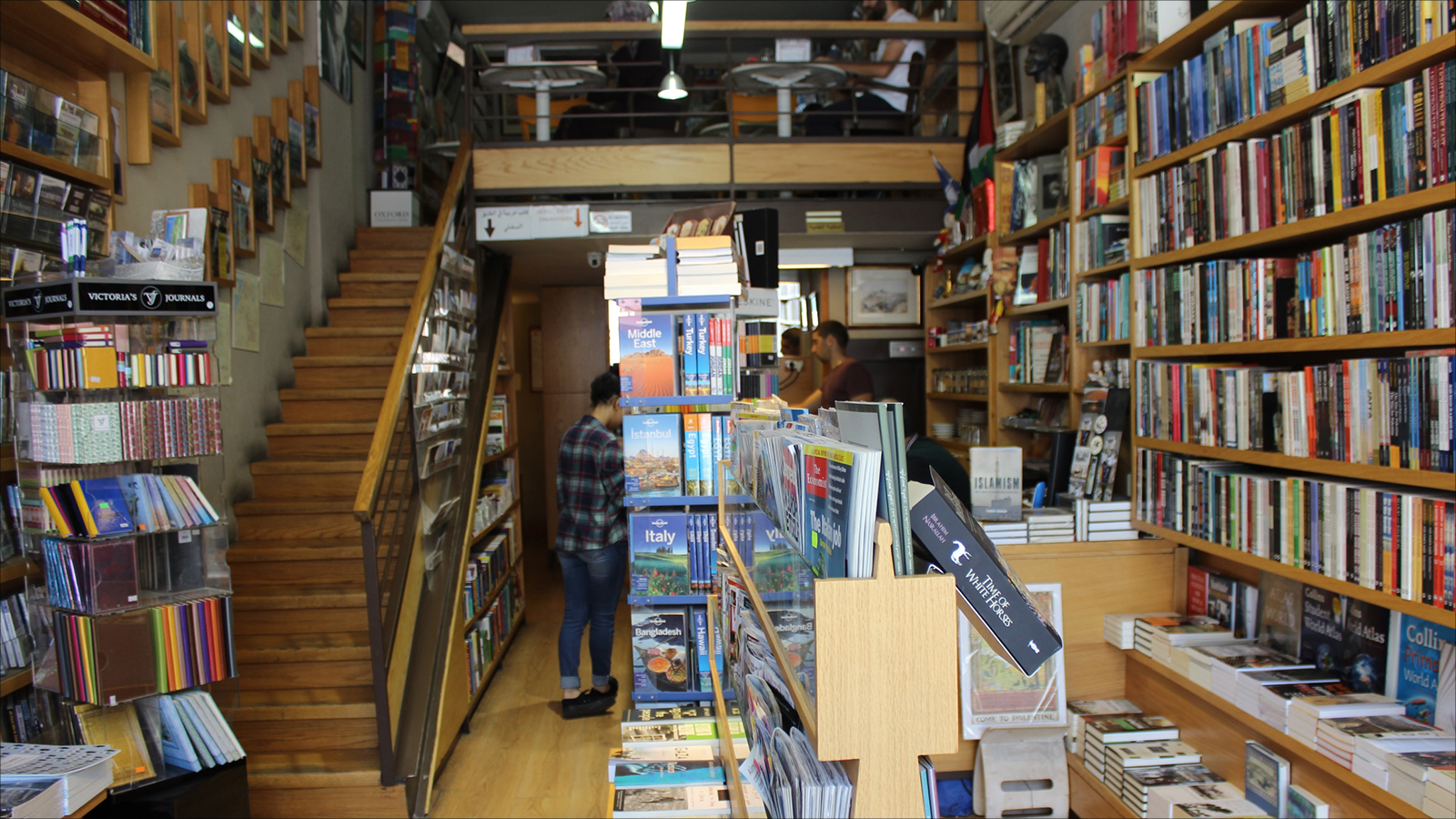 مقهى القدس لا يقتصر على بيع الكتب وتقديم القهوة وإنما توقيع الكتب أيضا (الجزيرة نت)
