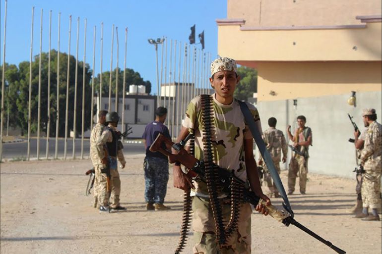 شاب ليبي مقاتل في صفوف قوات البنيان المرصوص بمدينة سرت وسط ليبيا