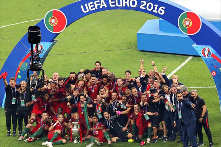 epa05419688 Players of Portugal celebrate with the trophy after the UEFA EURO 2016 Final match between Portugal and France at Stade de France in Saint-Denis, France, 10 July 2016. Portugal won 1-0 after extra time.