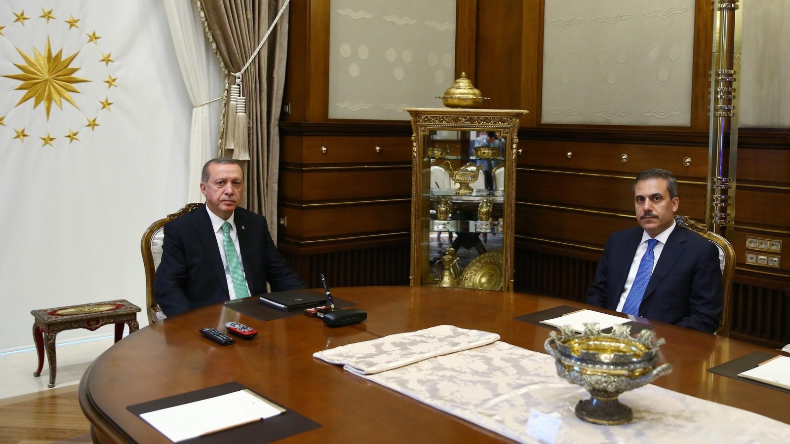 أردوغان أثناء لقائه قائد جهاز المخابرات هاكان فيدان (الأوروبية)