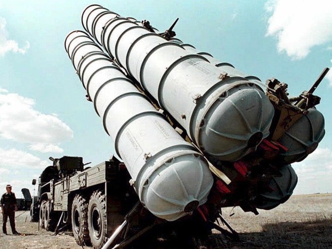 (FILE) A file picture dated in 1996 of Russian S-300 air defence missiles at a military training camp in Russia. Russia on 13 April 2015 lifted a ban on delivering sophisticated surface-to-air defence missiles to Iran, citing recent progress in the nuclear arms talks with Teheran. A 2010 UN resolution does not specifically prohibit Russia from supplying missiles, but calls for states to exercise restraint in arms sales. EPA/VLADMIR MASHATIN *** Local Caption *** 994183