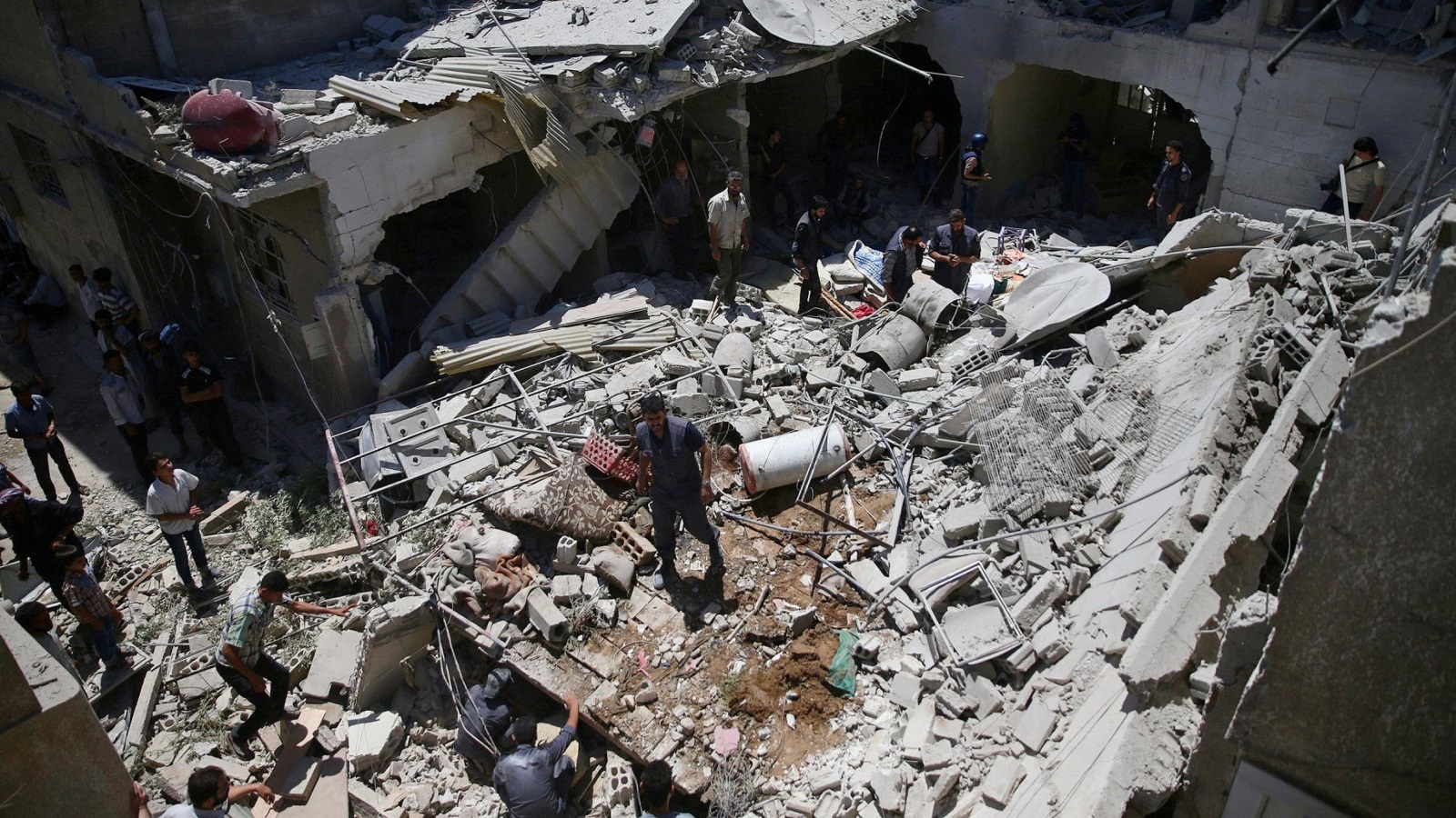 ‪آثار التدمير نتيجة غارات جوية على مدينة دوما بغوطة دمشق الشرقية‬ (رويترز)