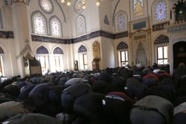 Muslims in Japan pray for the release of two Japanese citizens being held captive by Islamic State militants, during Friday prayers at a mosque in Tokyo January 23, 2015. Japan is making every effort to secure the release of two of its citizens by Islamic State militants as a random deadline nears, but does not know their current condition, the top government spokesman said on Friday. REUTERS/Toru Hanai (JAPAN - Tags: POLITICS CRIME LAW CIVIL UNREST RELIGION)