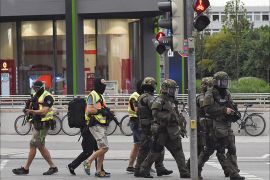 epa05437089 Special police forces approach the scene of a shooting at the Olympia shopping centre in Munich, Germany, 22 July 2016. Several people were reported dead and several more injured after a shooting spree in Munich's Olympia shopping centre. Public transport was brought to a halt as the search for the gunman is underway.  EPA/FELIX HOERHAGER