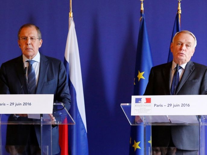 French Foreign Minister Jean-Marc Ayrault (R) and Russian Foreign Minister Sergei Lavrov attend a news conference following their meeting at the Quai D'Orsay in Paris, France, June 29, 2016. Reuters/Jacky Naegelen