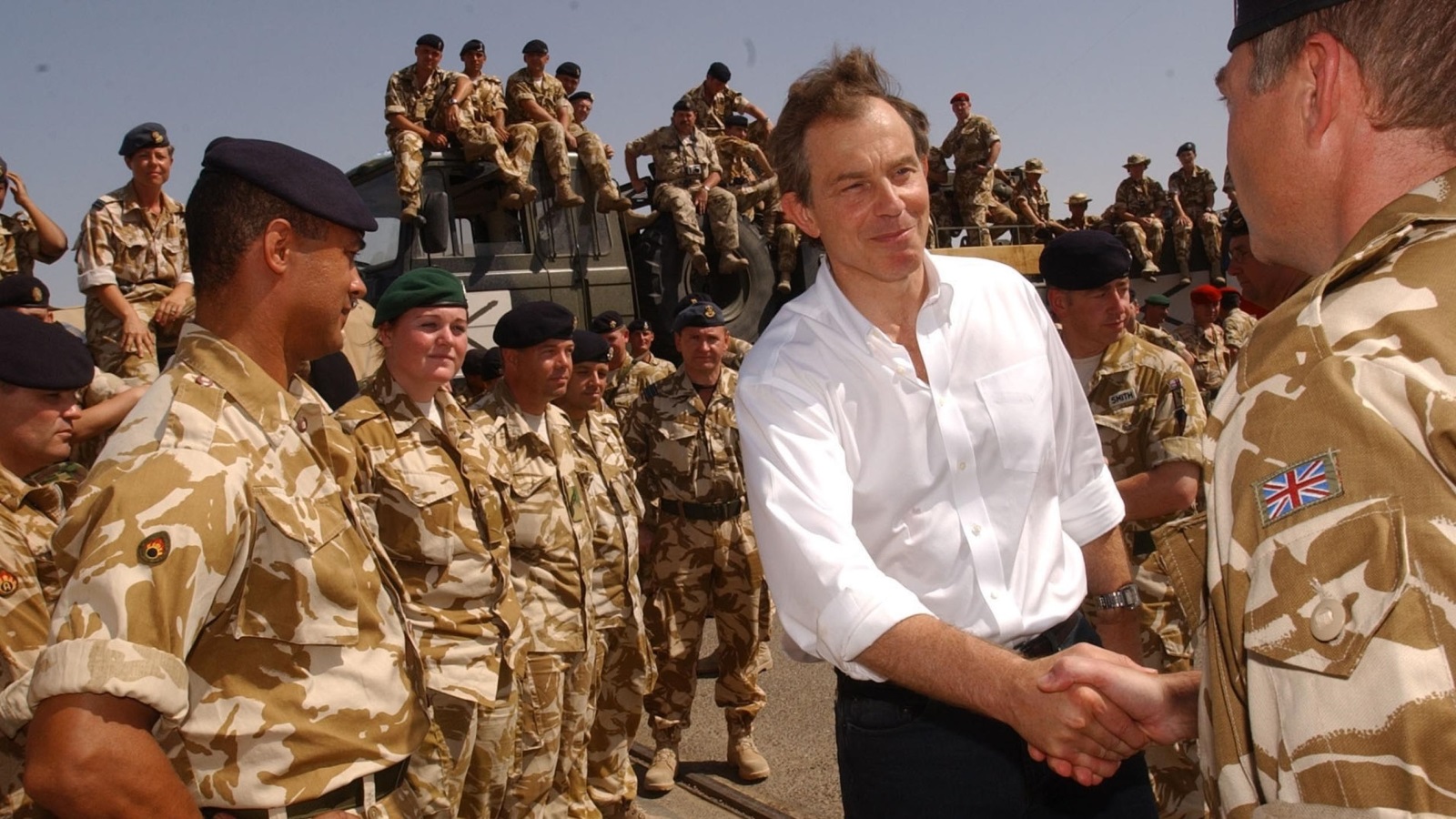 ‪بلير يتفقد قوات بريطانية في أم قصر جنوبي العراق نهاية مايو/أيار 2003‬ بلير يتفقد قوات بريطانية في أم قصر جنوبي العراق نهاية مايو/أيار 2003 (رويترز-أرشيف)