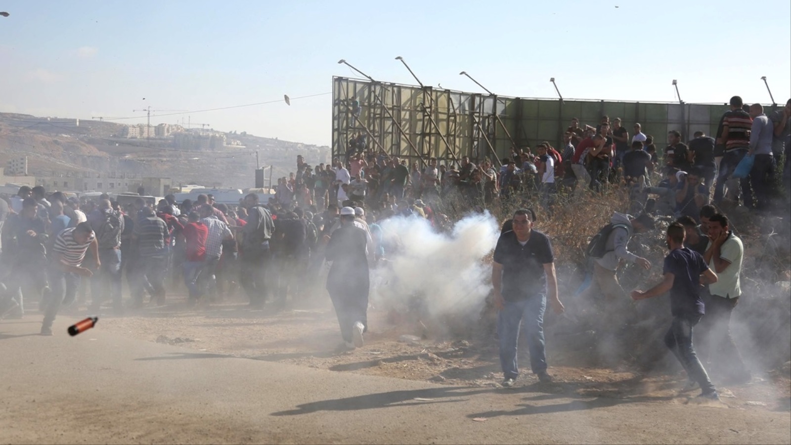 ‪اشتباكات مع الشرطة الإسرائيلية في حاجز قلنديا العسكري‬ (الأناضول)
