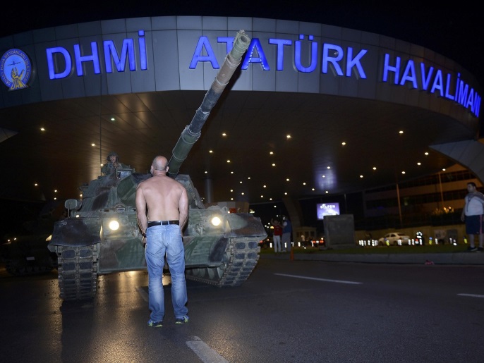 مواطن تركي يققف في مواجهة دبابة بمطار أتاتورك في إسطنبول (رويترز)