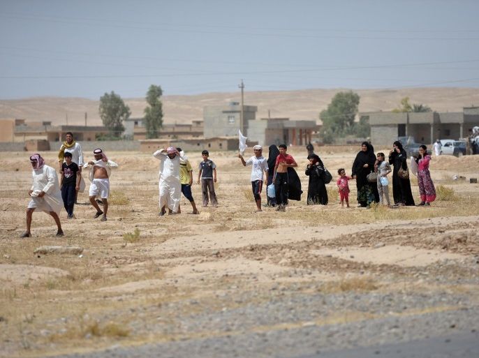 Civilians, who fled from Al-Shirqat, because of Islamic State violence, arrive on the outskirts of Al-Shirqat, south of Mosul, Iraq, June 25, 2016. Picture taken June 25, 2016. REUTERS/Stringer EDITORIAL USE ONLY. NO RESALES. NO ARCHIVE.