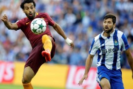 Football Soccer - FC Porto v AS Roma - UEFA Champions League Qualifying Play-Off First Leg - Dragao stadium, Porto, Portugal - 17/8/2016 FC Porto's Felipe in action against AS Roma's Mohamed Salah. REUTERS/Miguel Vidal