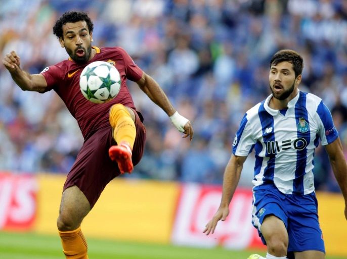 Football Soccer - FC Porto v AS Roma - UEFA Champions League Qualifying Play-Off First Leg - Dragao stadium, Porto, Portugal - 17/8/2016 FC Porto's Felipe in action against AS Roma's Mohamed Salah. REUTERS/Miguel Vidal