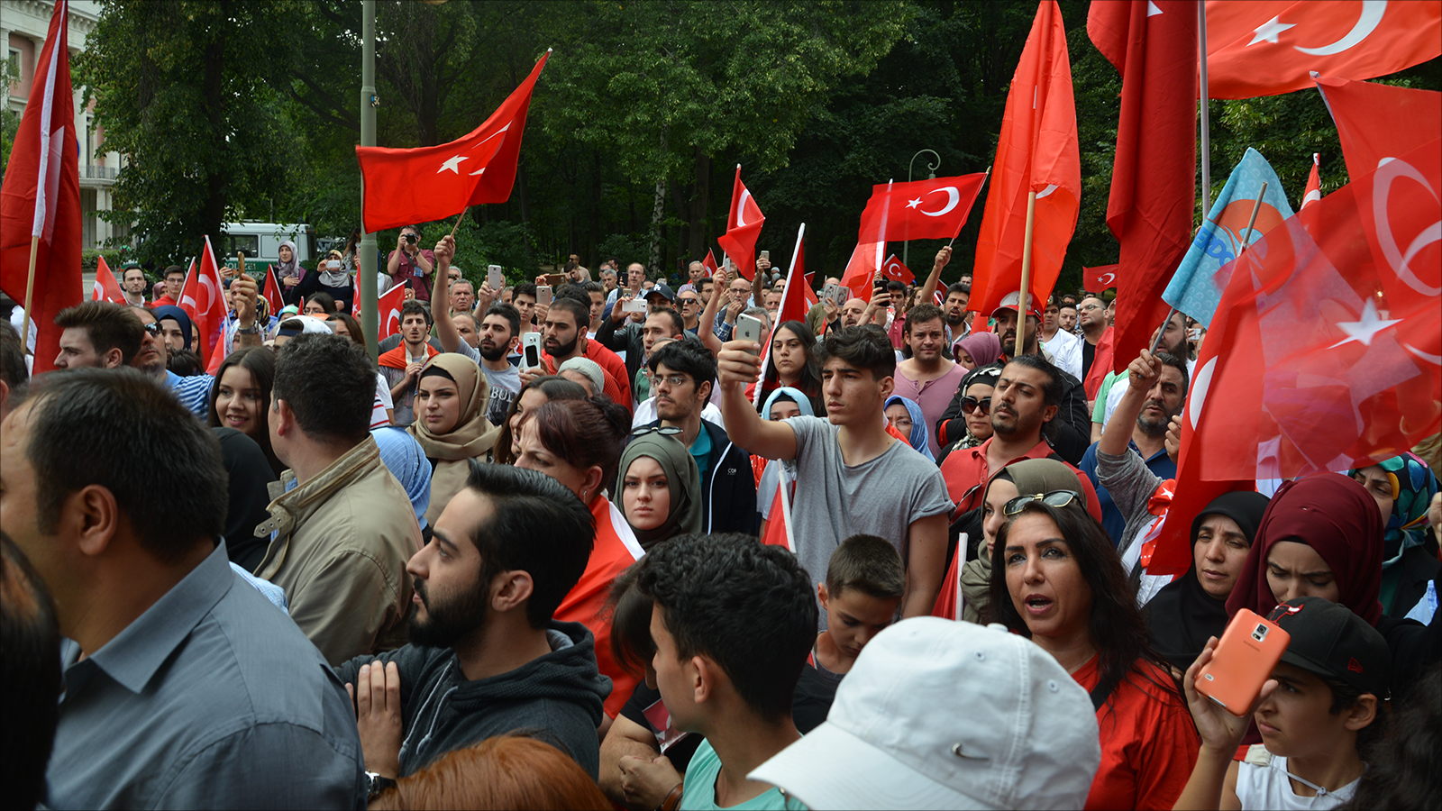 ‪أتراك ألمانيا يؤيدون موقف الرئيس أردوغان‬ أتراك ألمانيا يؤيدون موقف الرئيس أردوغان (الجزيرة)