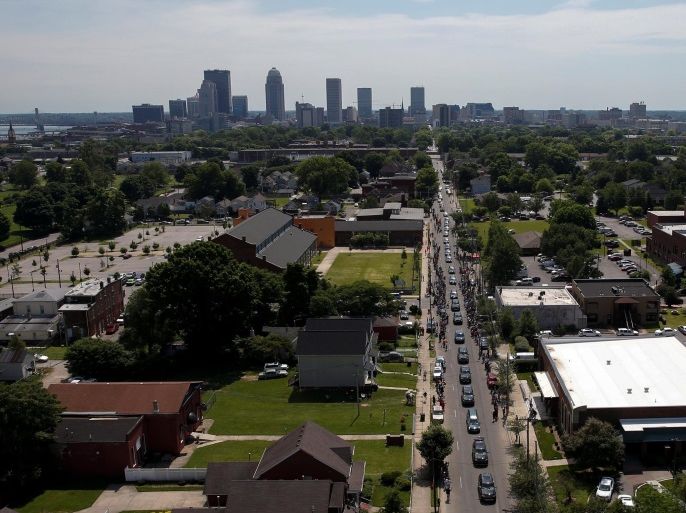 The city skyline is seen in the background as the procession for boxing champion Muhammad Ali makes it's way along Muhammad Ali Boulevard in Louisville, Kentucky, U.S., June 10, 2016. REUTERS/Adrees Latif