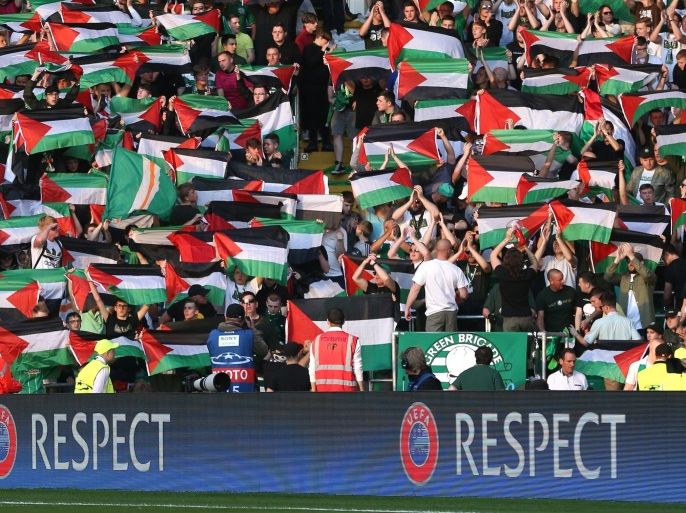 Britain Football Soccer - Celtic v Hapoel Be’er-Sheva - UEFA Champions League Qualifying Play-Off First Leg - Celtic Park - 17/8/16 Celtic fans hold up Palestine flags Action Images via Reuters / Russell Cheyne Livepic EDITORIAL USE ONLY.