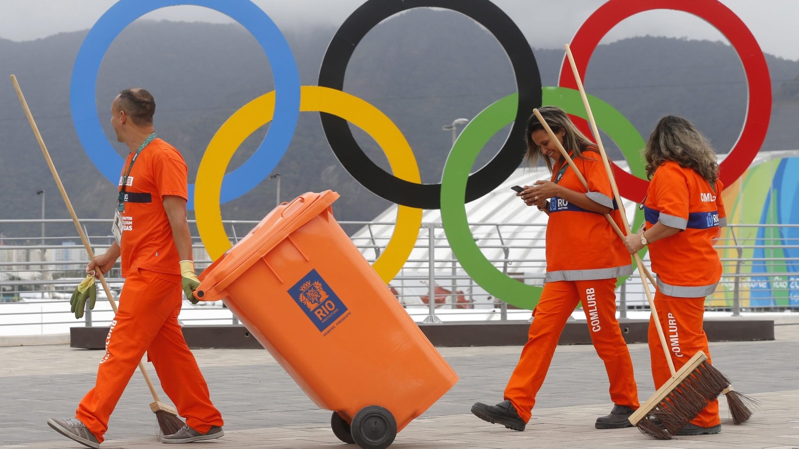 عمال نظافة في القرية الأولمبية بريو دي جانيرو (الأوروبية)