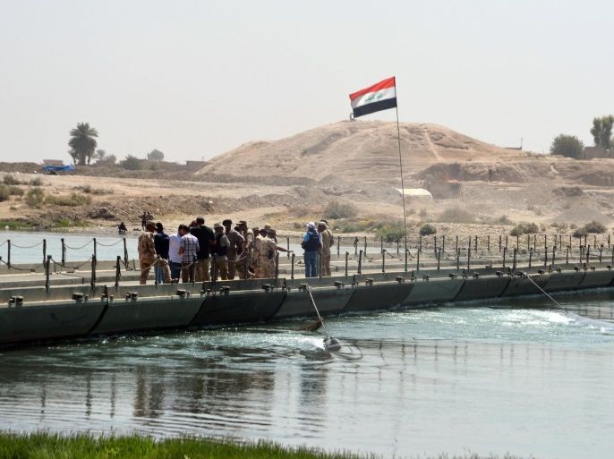 Floating bridge made by Iraqi security forces is seen on the outskirt of Al Qayyarah, Iraq, August 14, 2016. Picture taken August 14, 2016. REUTERS/Stringer EDITORIAL USE ONLY. NO RESALES. NO ARCHIVE.