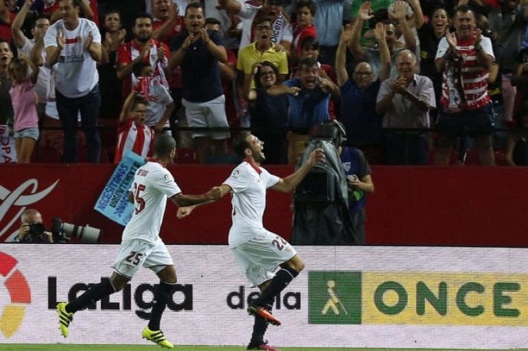 Sevilla FC's Franco Vazquez (R) celebrates after scoring against RCD Espanyol during the Spanish Primera Division soccer match between Sevilla and Espanyol at Sanchez Pizjuan stadium in Sevilla, 20 August 2016.