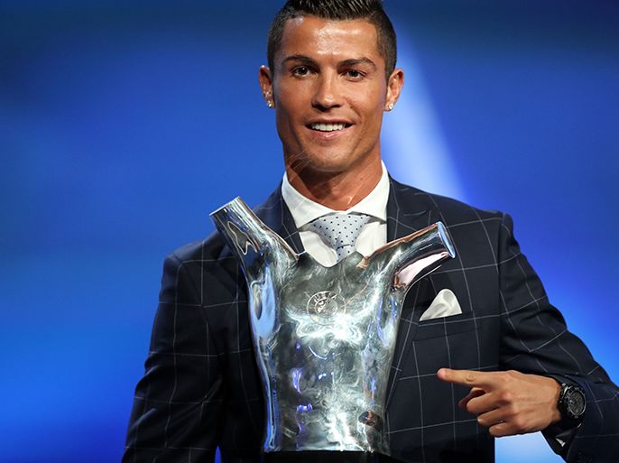Real Madrid's Portuguese forward Cristiano Ronaldo poses with his trophy of Best Men's player in Europe at the end of the UEFA Champions League Group stage draw ceremony, on August 25, 2016 in Monaco. AFP PHOTO / VALERY HACHE