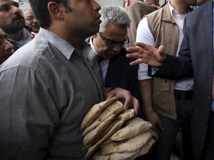 Egypt's Supplies Minister Khaled Hanafi (R) talks during a tour of bakeries in Cairo, Egypt in this March 2, 2014 file photo. To match Special Report EGYPT-WHEAT/CORRUPTION REUTERS/Al Youm Al Saabi Newspaper/Files