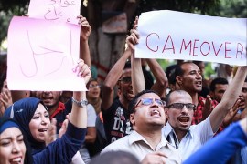 صورة لمتظاهرين ضد قرار التنازل عن جزرتي تيران وصنافير . ( 25 ابريل 2016 ، القاهرة، الدقي ).