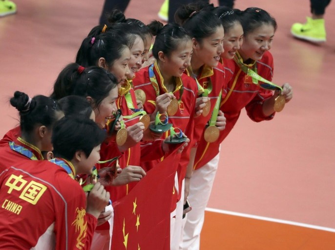 2016 Rio Olympics - Volleyball - Women's Victory Ceremony - Maracanazinho - Rio de Janeiro, Brazil - 21/08/2016. China's (CHN) players pose with their gold medals. REUTERS/Ricardo Moraes FOR EDITORIAL USE ONLY. NOT FOR SALE FOR MARKETING OR ADVERTISING CAMPAIGNS.