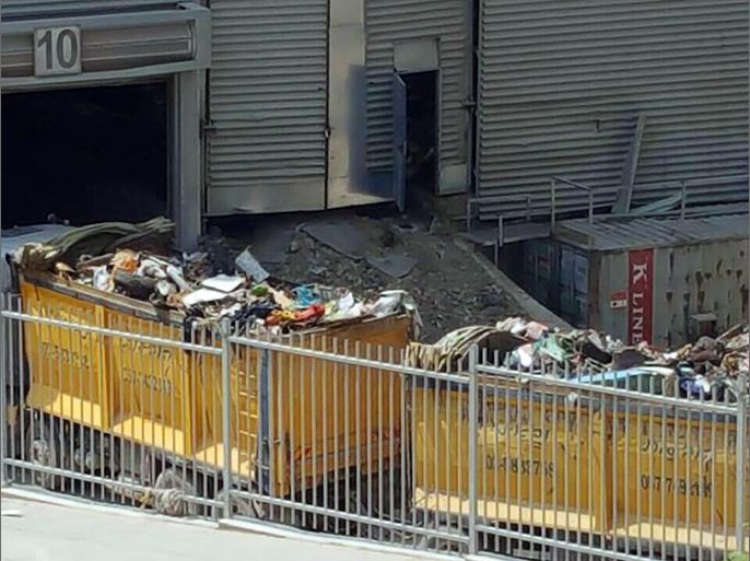 شاحنة نفايات تفرغ حمولتها في مصنع تدوير النفايات في عطروت بالقدس المحتلة.