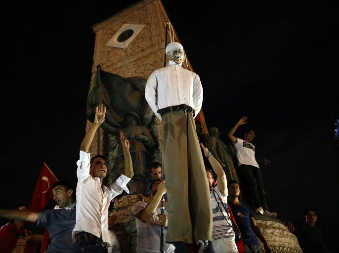 Protesters carry an effigy of Turkish Muslim cleric Fethullah Gulen, founder of the Gulen movement, during a demonstration at Taksim Square, in Istanbul, Turkey, 18 July 2016. Gulen has been accused by Turkish President Recept Tayyip Erdogan of allegedly orchestrating the 15 July failed coup attempt. Turkish Prime Minister, Binali Yildirim, announced on 18 July that of the 7,500 detainees involved in the coup attempt, there were 6,000 soldiers, 100 police officers, 755 judges and prosecutors and 650 civilians. Among the detained army officials included 103 generals, almost one third of the 356 generals in the Turkish Army. At least 290 people were killed and almost 1,500 injured amid violent clashes on July 15 as certain military factions attempted to stage a coup d'etat.