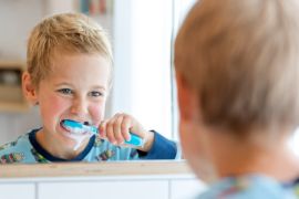 ينبغي أن يقوم الأطفال بتنظيف أسنانهم بالفرشاة بأنفسهم في سن الالتحاق بالمدرسة على أقصى تقدير. (النشر مجاني لعملاء وكالة الأنباء الألمانية "dpa". لا يجوز استخدام الصورة إلا مع النص المذكور وبشرط الإشارة إلى مصدرها.) عدسة: dpa