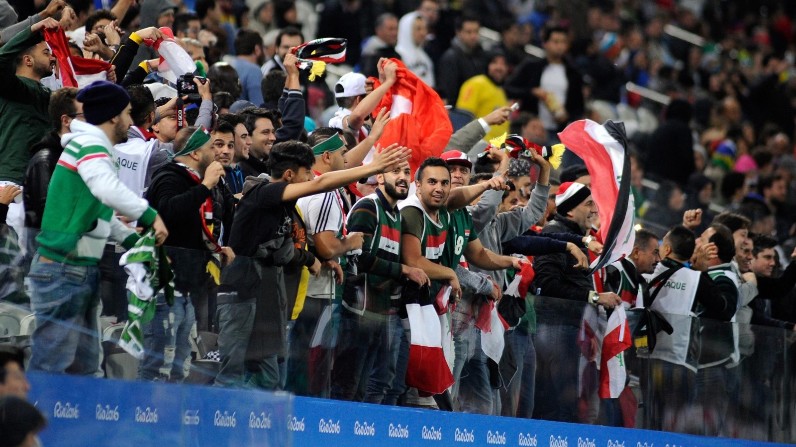 مشجعون لمنتخب العراق الأولمبي أثناء مباراته مع جنوب أفريقيا (الأوروبية)
