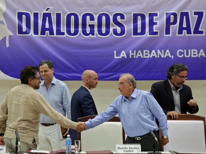 Colombia's lead government negotiator Humberto de la Calle (R) and Colombia's FARC lead negotiator Ivan Marquez shake hands after signing the protocol and timetable for the disarmament of the FARC  in Havana, Cuba, August 5, 2016. REUTERS/Enrique de la Osa     TPX IMAGES OF THE DAY
