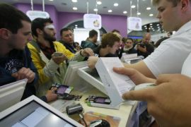 A cashier scans an iPhone 6 in a mobile phone shop in Moscow September 26, 2014. Official sales of Apple's iPhone 6 and iPhone 6 Plus started at midnight on Friday across major cities in Russia, according to local media. REUTERS/Maxim Shemetov (RUSSIA - Tags: BUSINESS SCIENCE TECHNOLOGY TELECOMS)