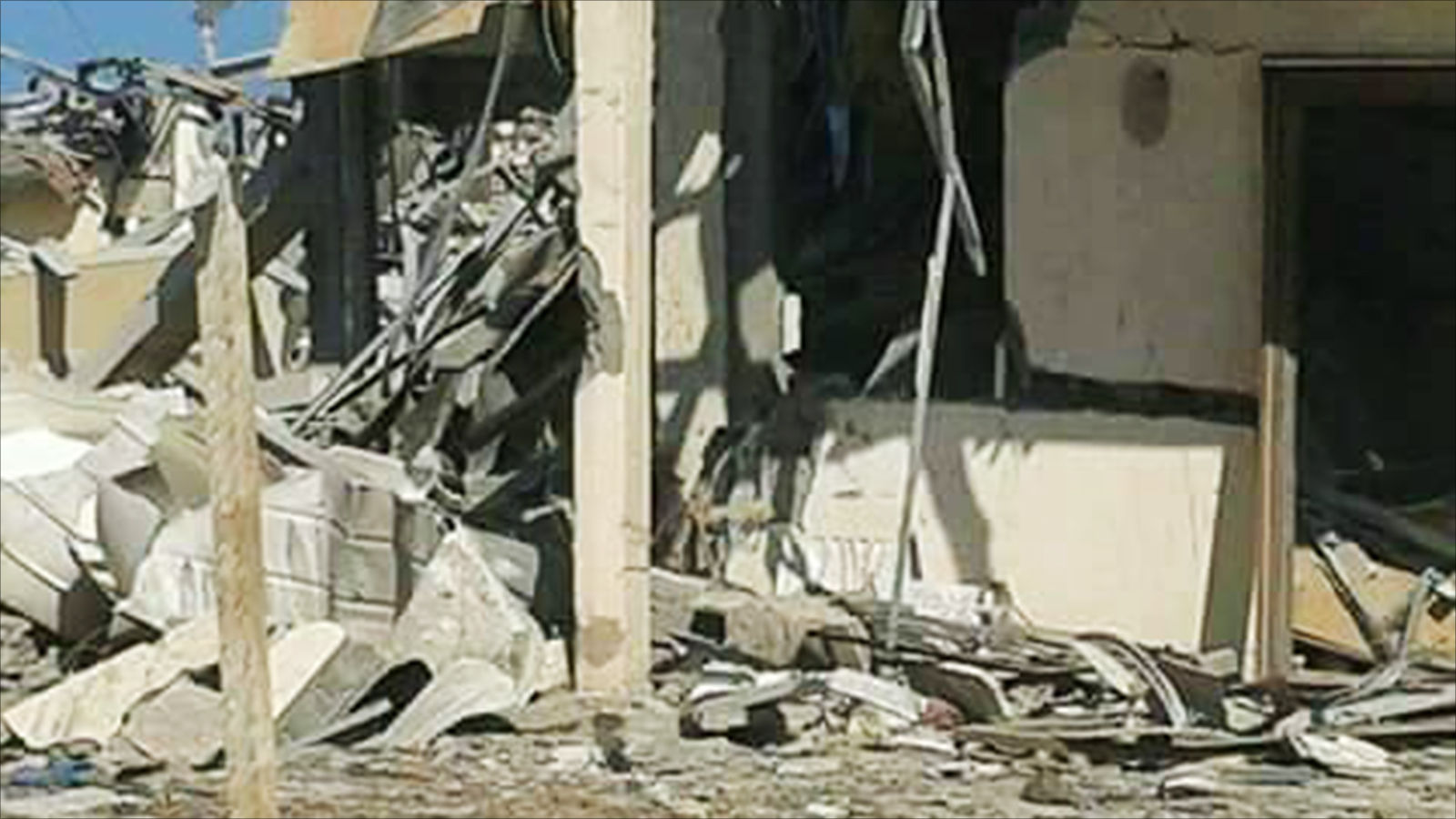‪مبنى سكني دمرته غارات بطائرات مسيرة على منطقة قنفودة شمال غرب بنغازي‬ (الجزيرة)